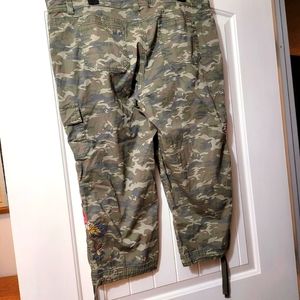 Style & Co camo Capri like new size 16